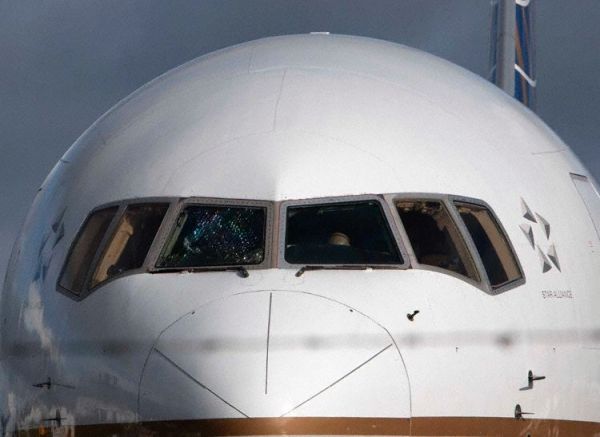 驾驶舱风挡玻璃高空中破裂 客机紧急备降香农