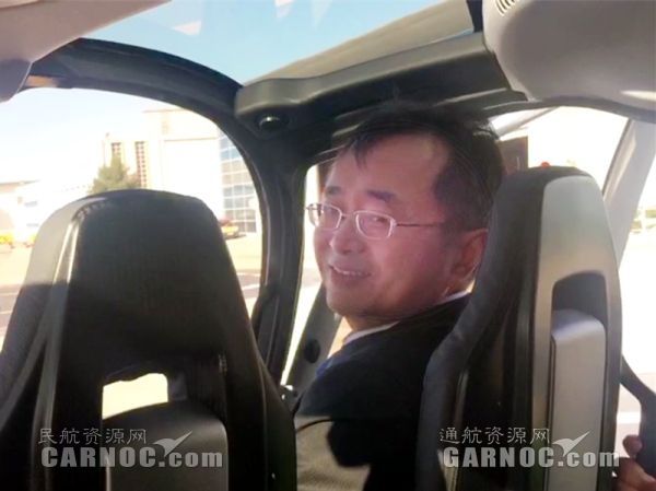 湖北同诚通航总经理徐国青试乘该新型航电系统H125型直升机。