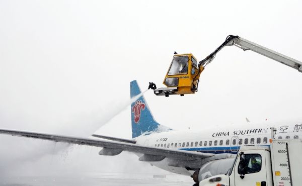春分时节春风未至，新疆民航人还在战大雪