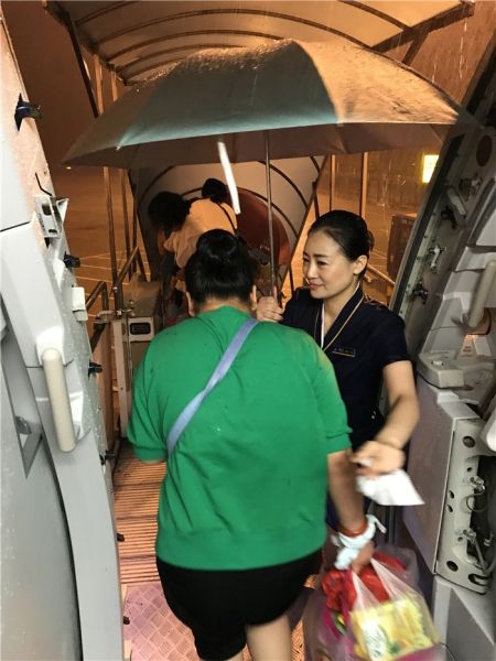 暴雨中 飞机舱门口的这个背影温暖你我