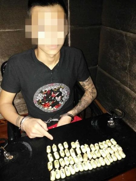16岁男孩体内藏毒53包