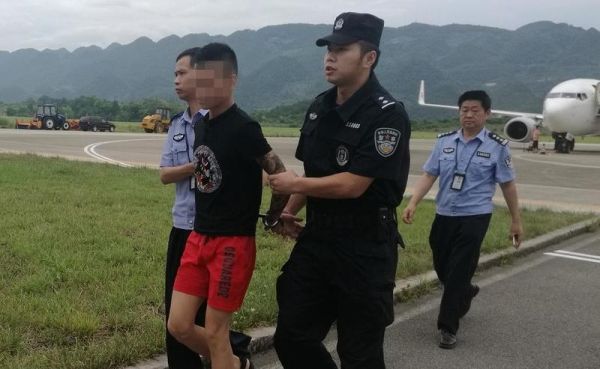 16岁男孩体内藏毒53包