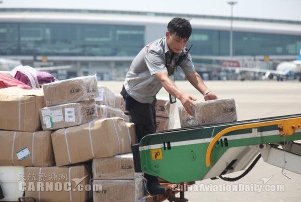 国庆节前首个国内货包机 白云机场圆满保障