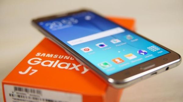 三星低价手机Galaxy J7闯祸 在航班上起火冒烟
