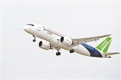 C919飞机转场阎良 机长:再等几年就可以坐上了