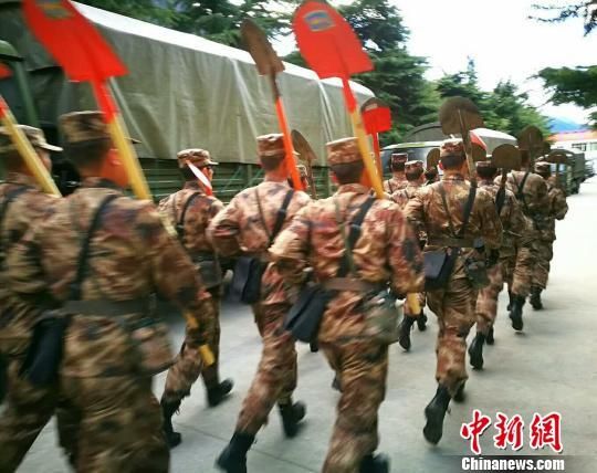 西藏林芝震后救援力量到位　机场航班运行正常