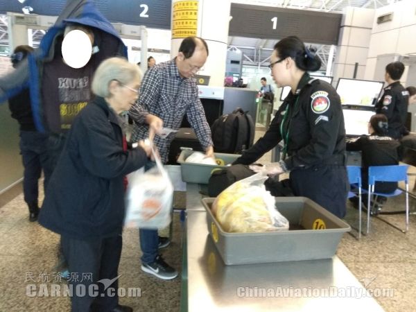 暖手更暖心 白云安检帮助七旬旅客顺利登机
