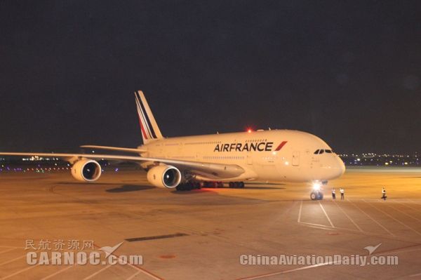 世界最大客机空客A380首飞厦门机场
