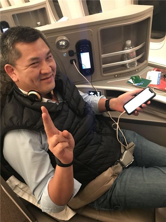 东航旅客在飞机上使用手机