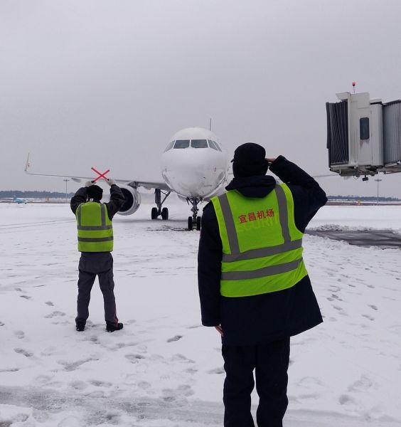 三峡机场全力保障冰雪天气旅客顺畅出行