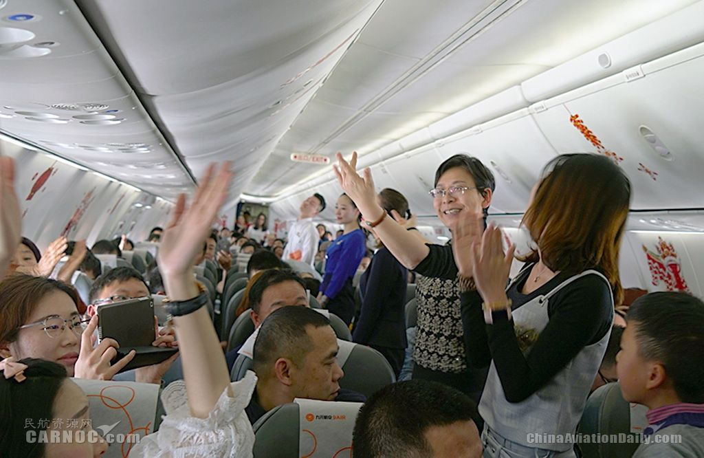 空乘自创健身舞倡导乘机新体验 万米高空闹元宵