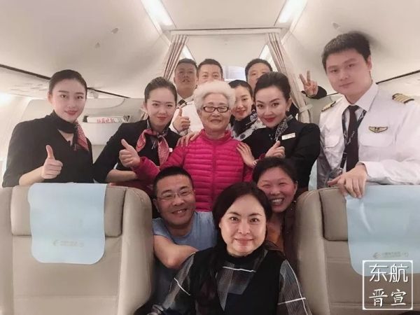 三万英尺送祝福 东航乘务组为八十岁寿星过生日