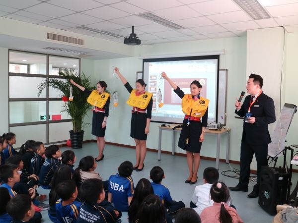 东航北京乘务员走进校园 普及航空安全知识