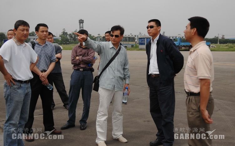 民航直升机抗震救灾指挥部副指挥长关立欣与中飞院干部研究调机方案。