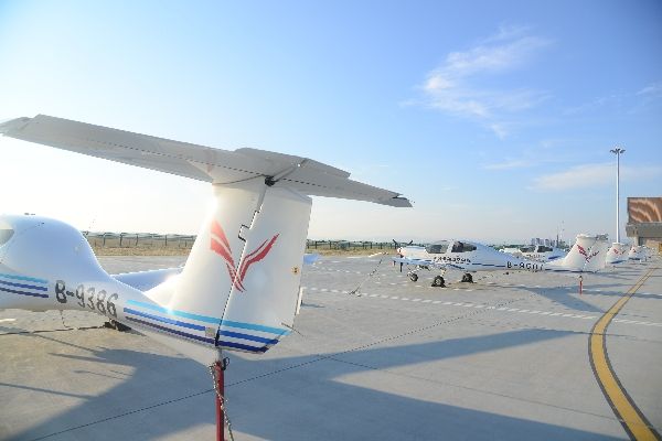 富蕴机场保障天翔航院4架教练机转场克拉玛依
