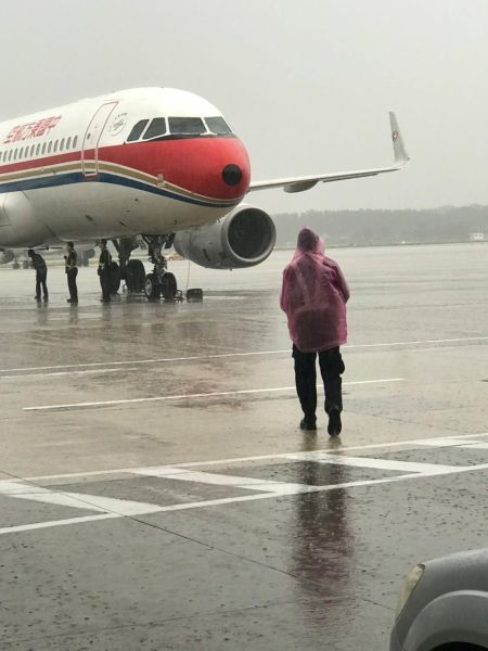 暴雨突袭青岛 机务坚守一线