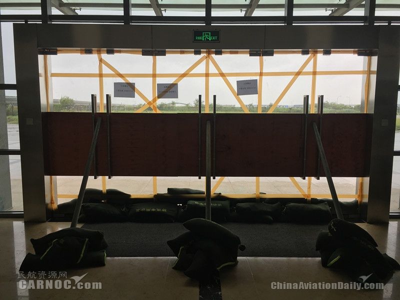 新航管楼大门严密防风