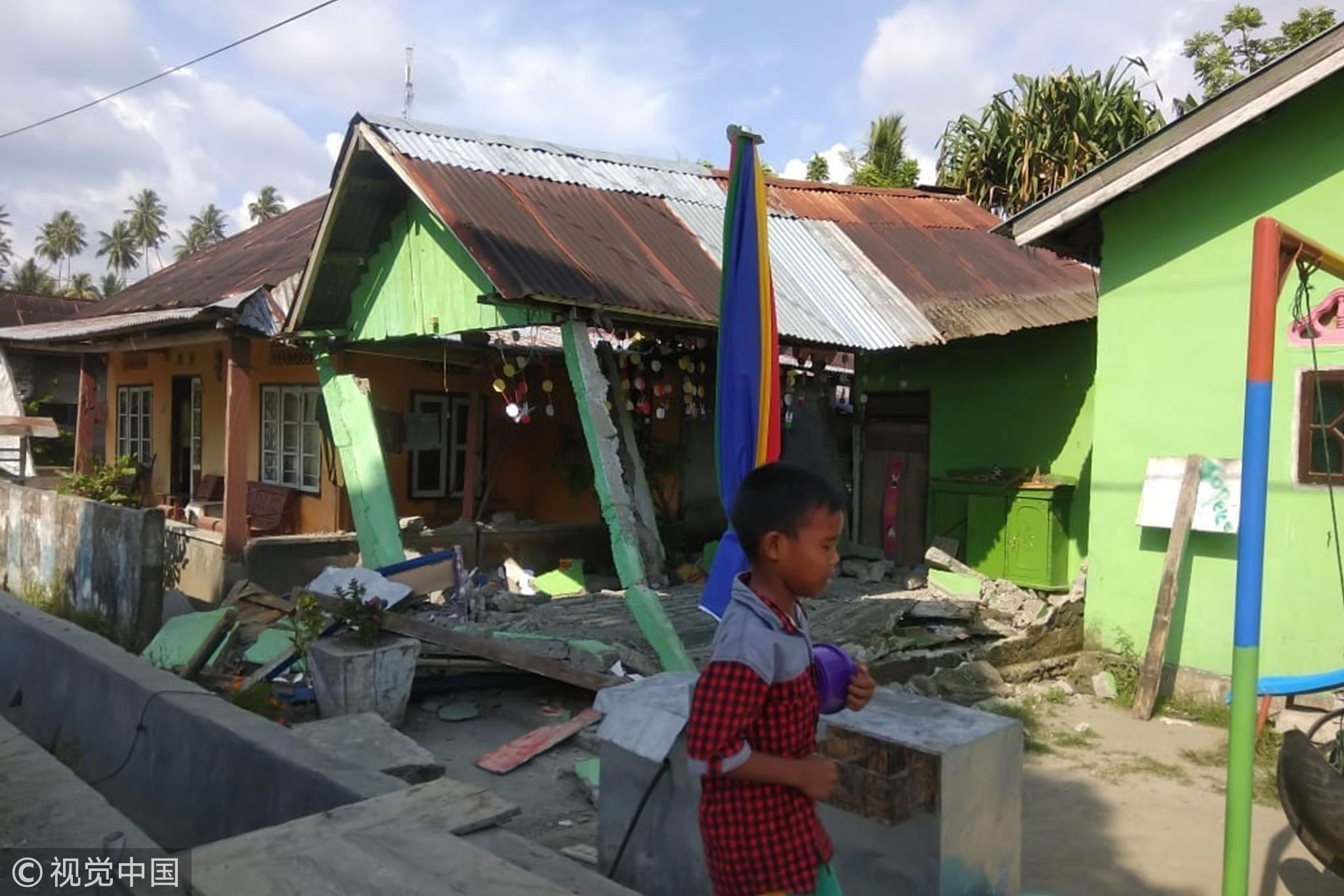 印尼7.7级地震后余震不断 帕卢机场临时关闭