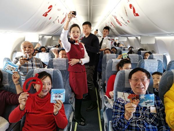 国航重庆银鹰乘务组大年初一机上给旅客拜年