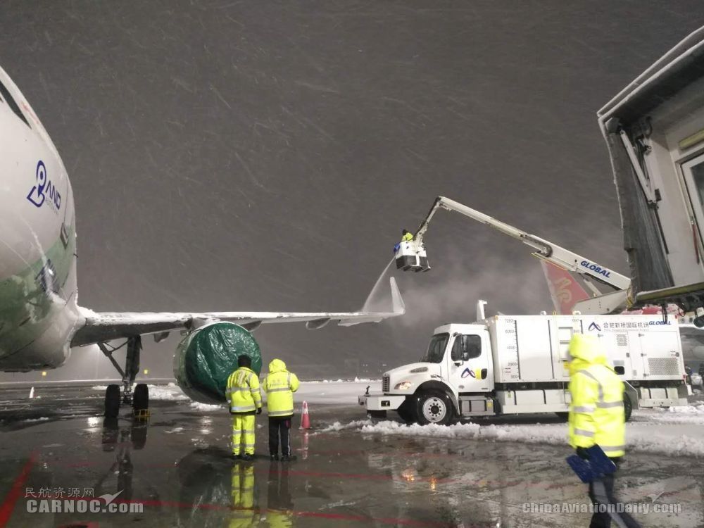 合肥机场连夜除冰雪保证春运航班正常
