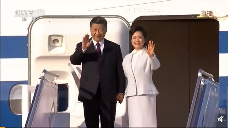习近平主席乘专机抵达澳门国际机场并发表讲话