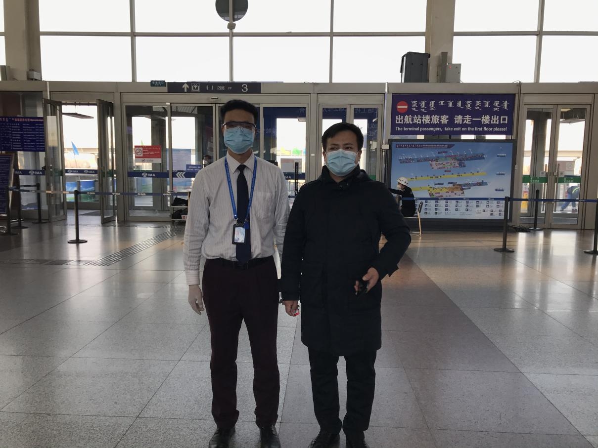 国药工作人员向天津航空工作人员寻求帮助